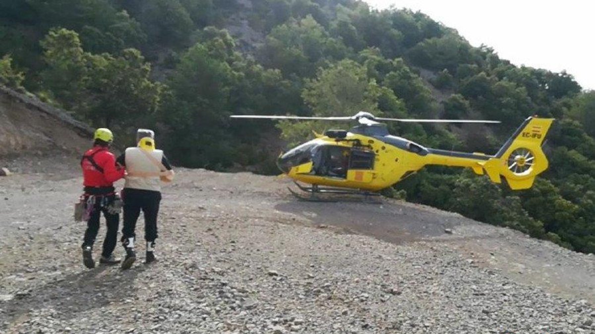 Un helicóptero trasladó al herido desde la pista forestal. 