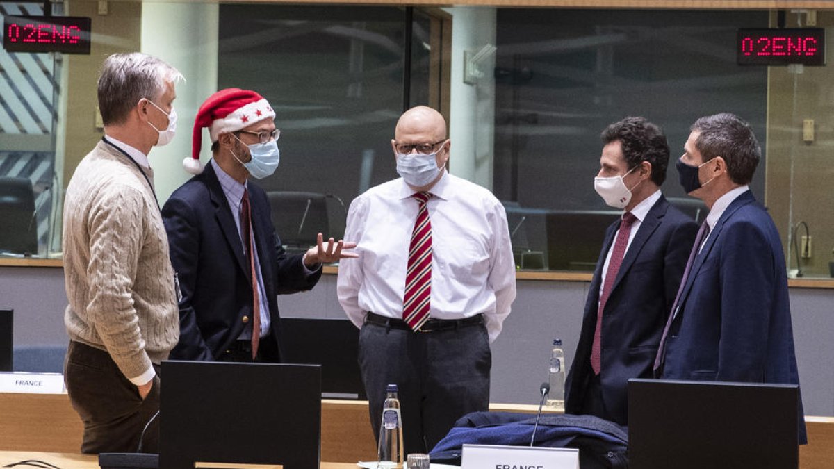 Los embajadores ante la Unión Europea se reunieron el día de 25 incluso con gorros navideños.