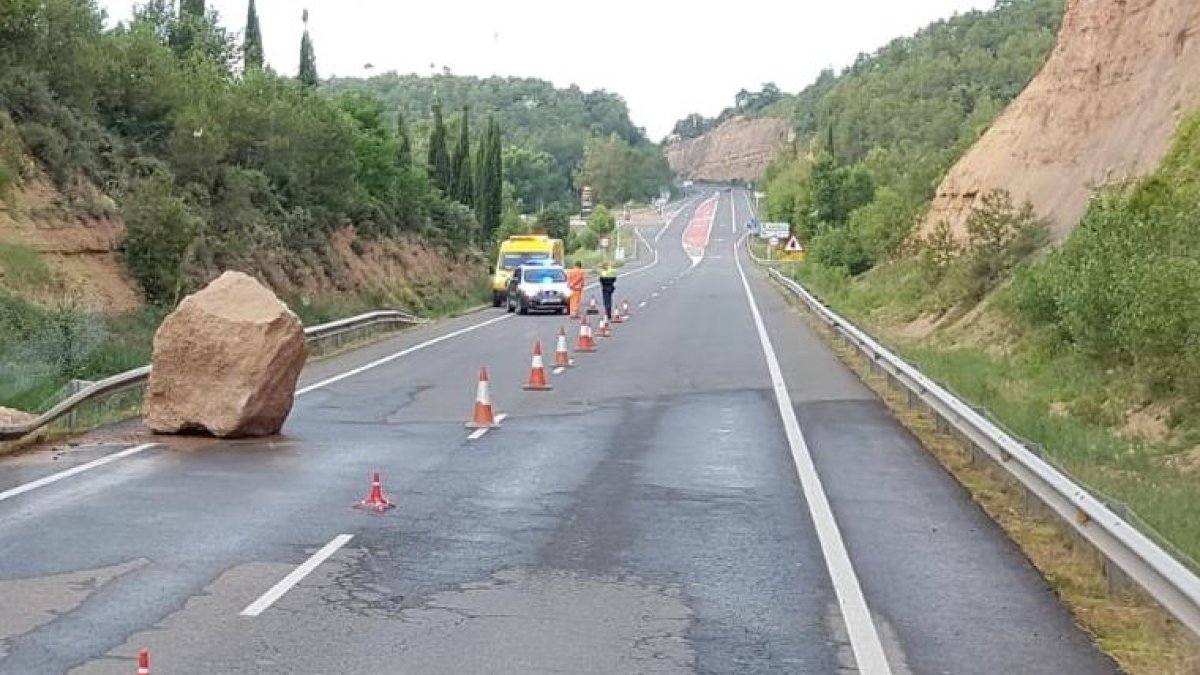 El despreniment d’una roca va obligar a restringir ahir la circulació de la carretera C-14 a Bassella.