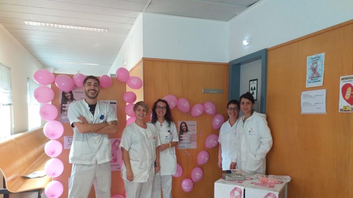 El equipo de Radiodiagnóstico del Hospital del Pallars, durante el Día contra el Cáncer de Mama. 