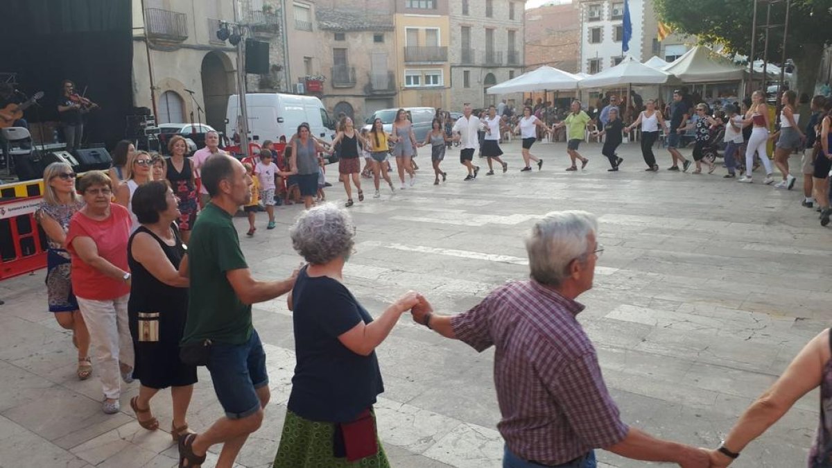 La sardana va competir ahir a la tarda amb la jota a la plaça de la Vila de la Granadella.