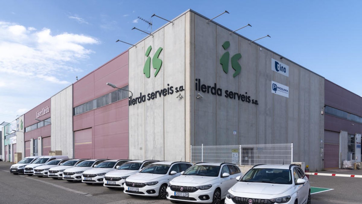 L'empresa lleidatana acaba d'estrenar una flota de 12 vehicles, entre els quals hi ha dos híbrids endollables i un 100% elèctric.