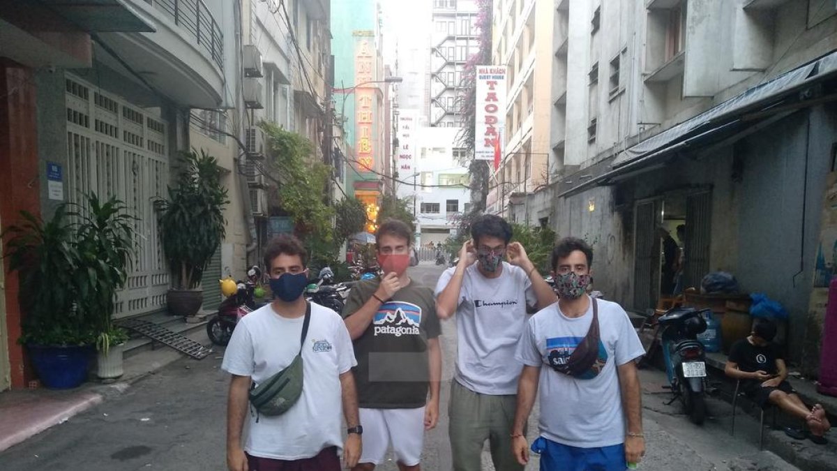 los jóvenes, protegidos con máscaras, en Vietnam