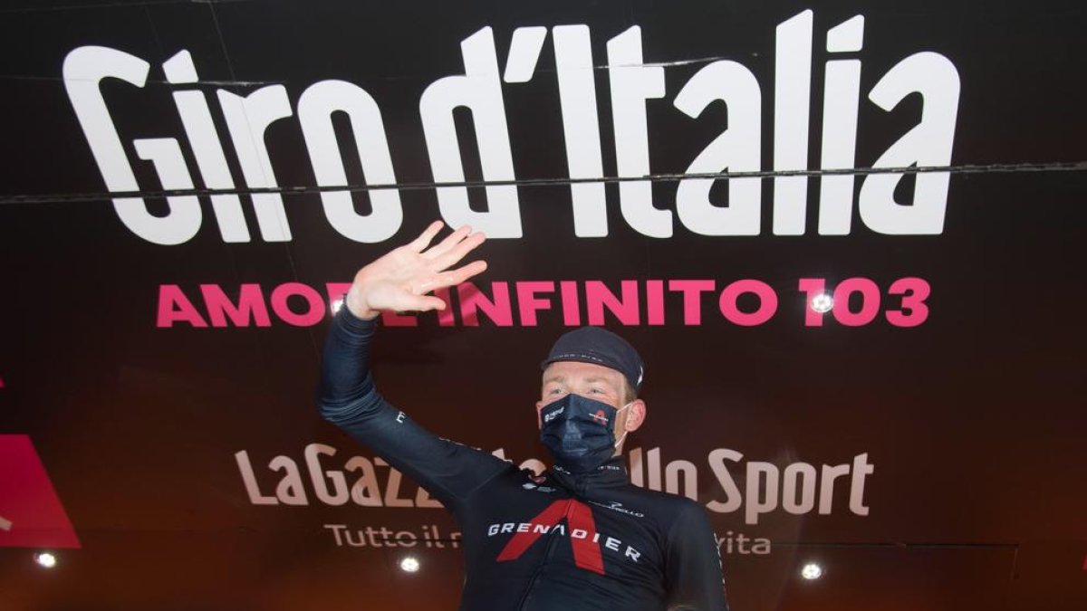 Tao Geoghegan Hart, celebra su triunfo como ganador de la edición 2020 del Giro de Italia.