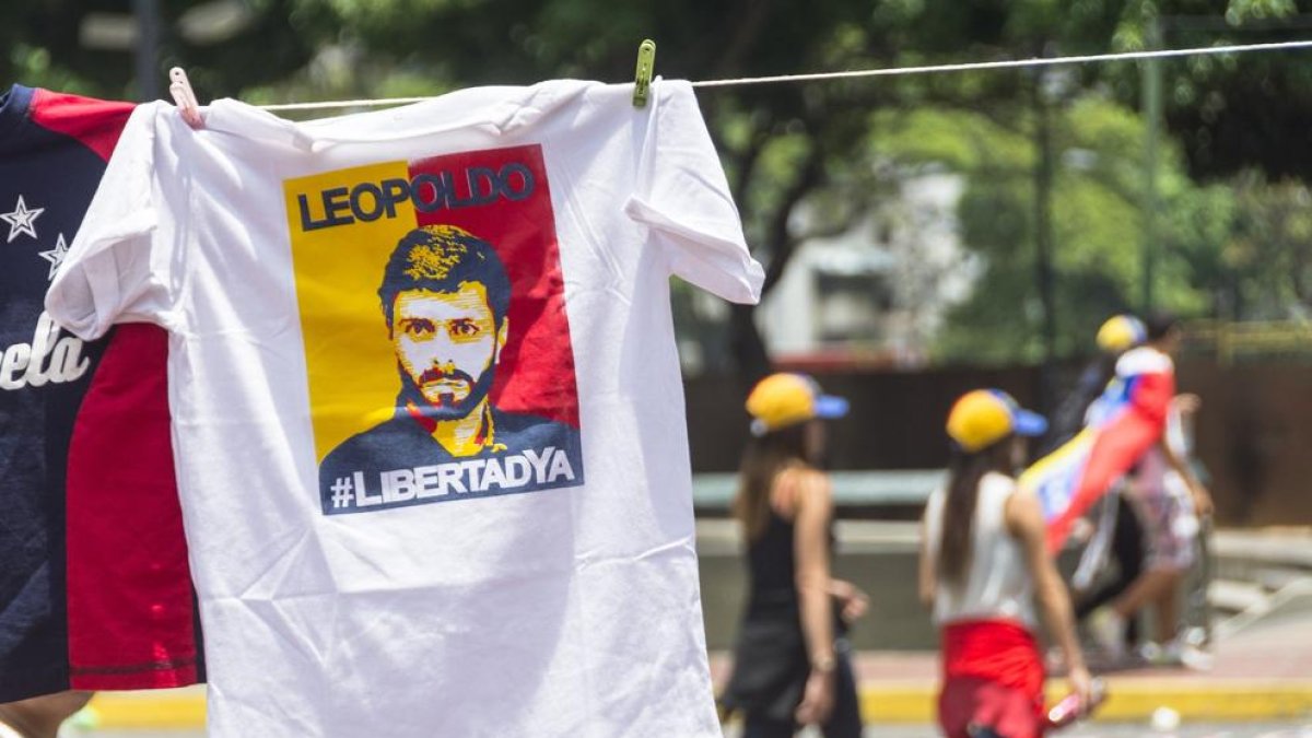 Imagen de una camiseta en favor del líder opositor venezolano.