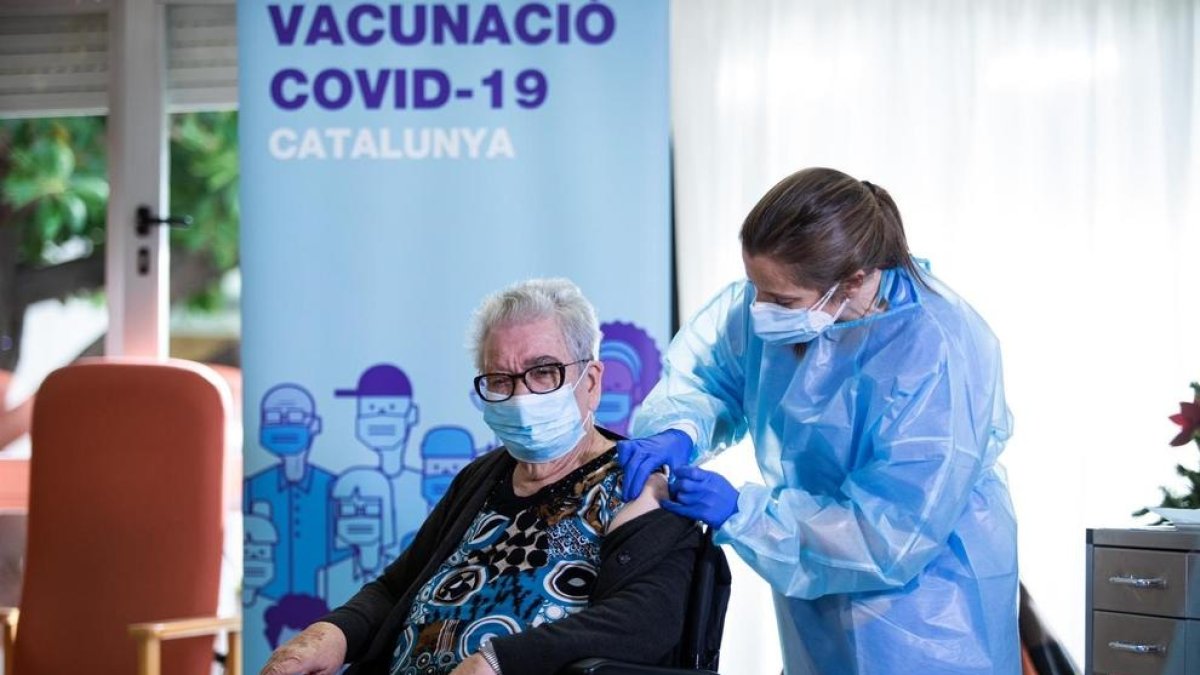 Momento en el que la enfermera Idoia Crespo inyectó la vacuna a Josefa Pérez, ayer, en L’Hospitalet.