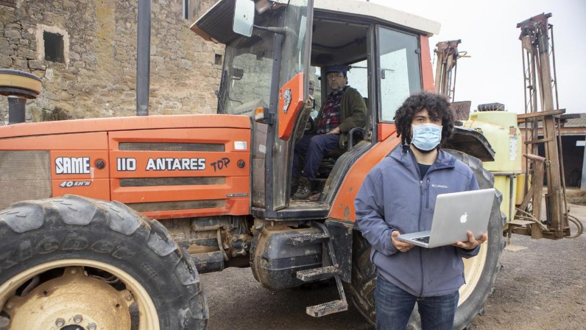 El ingeniero David Monràs, creador de la ‘app’, junto con el payés Miquel Venque.