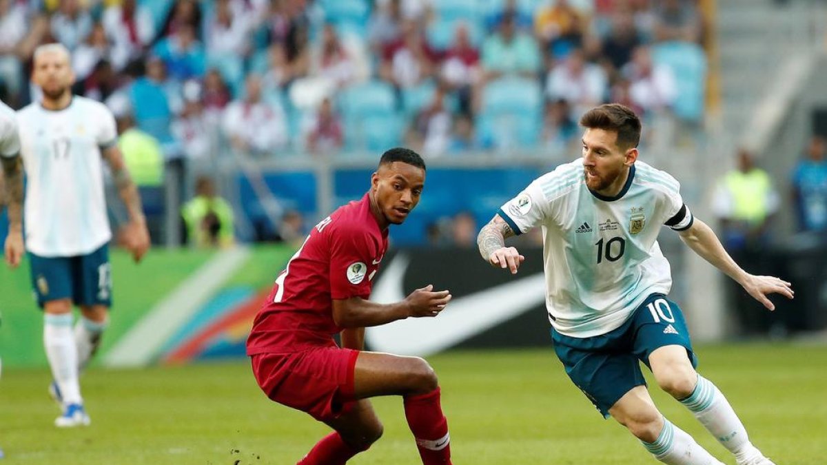 Messi desborda a un jugador de Catar en la Copa América.