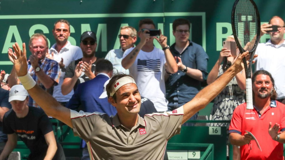 Roger Federer celebra su victoria, ayer en el torneo de Halle.