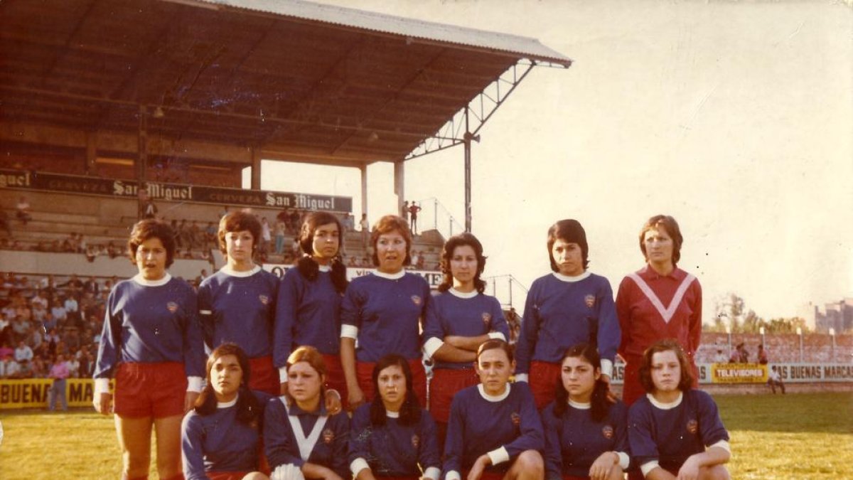 Elena Bobillo, Juanita Sánchez, Amparo Albà, Alexa Berenguer, Maria Molina, Clemente i Enriqueta Palomares (a la fila superior) i a sota Montse Albà, Lourdes, Paquita Jiménez, Glòria Batlle, Dolores Carreño i Pepita Solé, amb la Tribuna del Ca ...