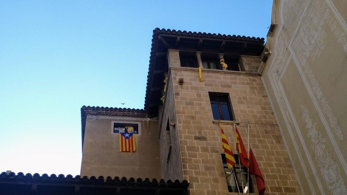 La Junta Electoral dóna 24 hores per retirar els símbols independentistes de la façana de l'ajuntament de Lleida
