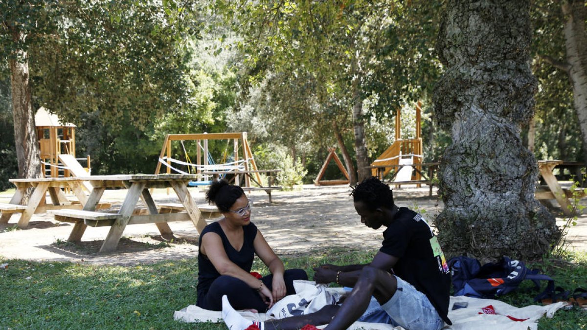 Una parella, ahir al parc de la Mitjana.