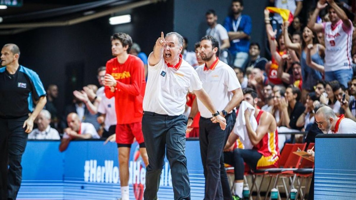 Joaquín Prado, dando instrucciones durante la final disputada ayer en Tel Aviv.
