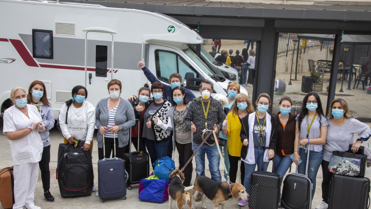 Los trabajadores que acabaron ayer el confinamiento en la Llar d’Avis del Carme de Tàrrega. 