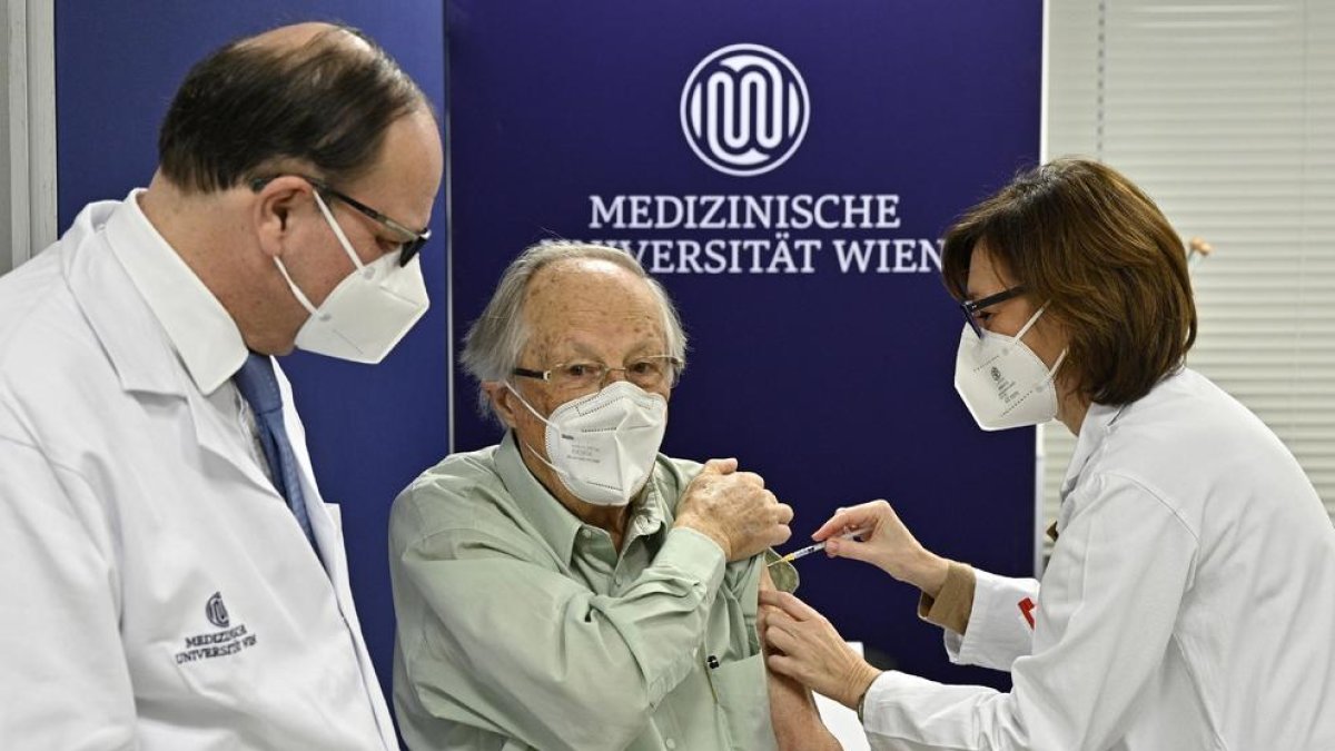 Un dels primers ciutadans d’Àustria a rebre la vacuna contra la Covid, ahir a Viena.
