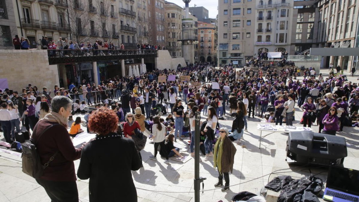 Acto en la Plaça Sant Joan de Lleida con motivo del 8 de marzo.