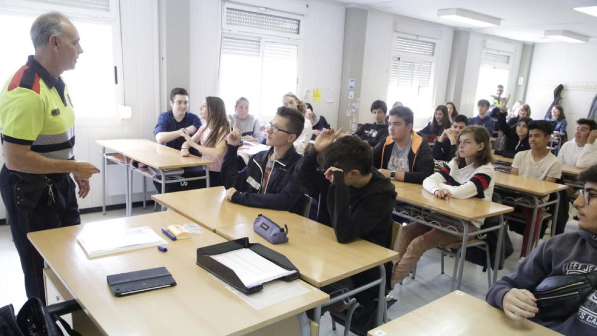 Un agent, durant una activitat de mobilitat seguretat a l’INS Joan Solà de Torrefarrera.