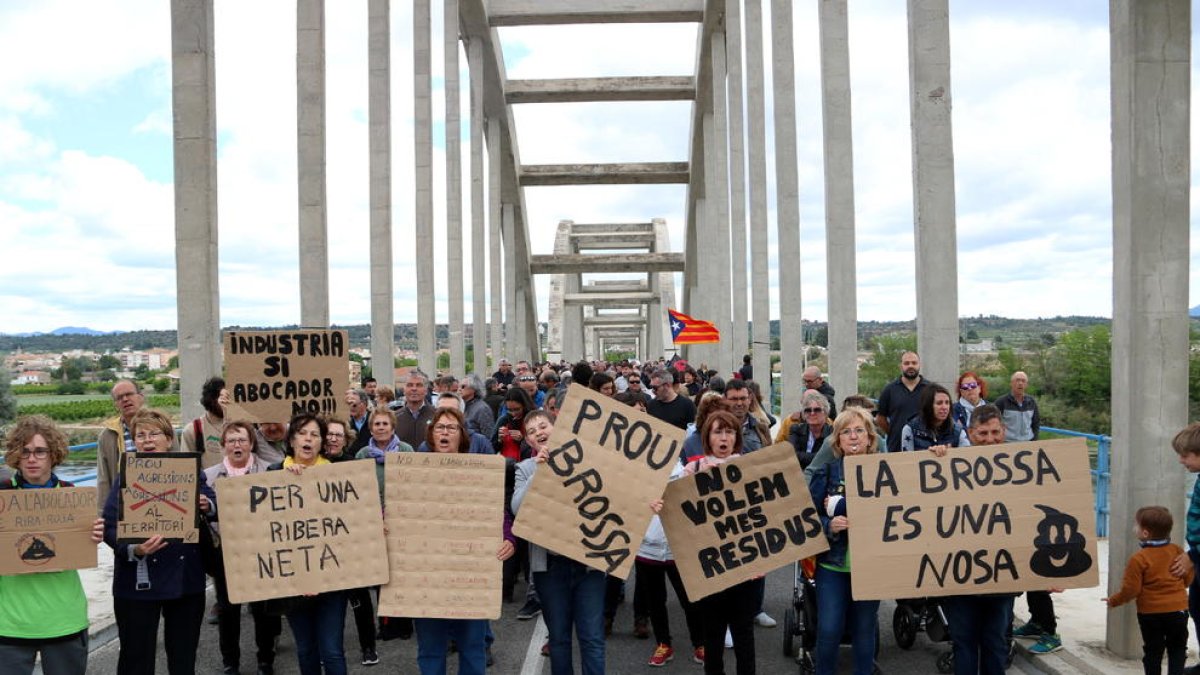 Manifestants contra el projecte de l’abocador van marxar ahir des de Riba-roja d’Ebre.