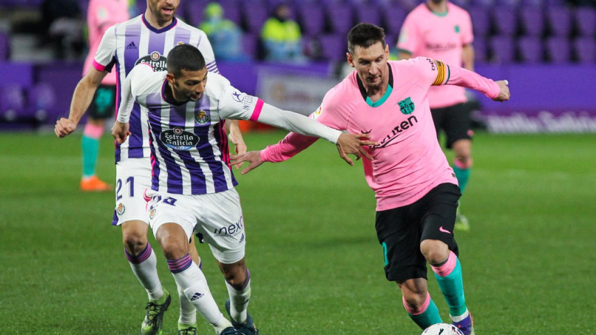 Leo Messi controla la pilota durant l’últim partit del Barça contra el Valladolid.