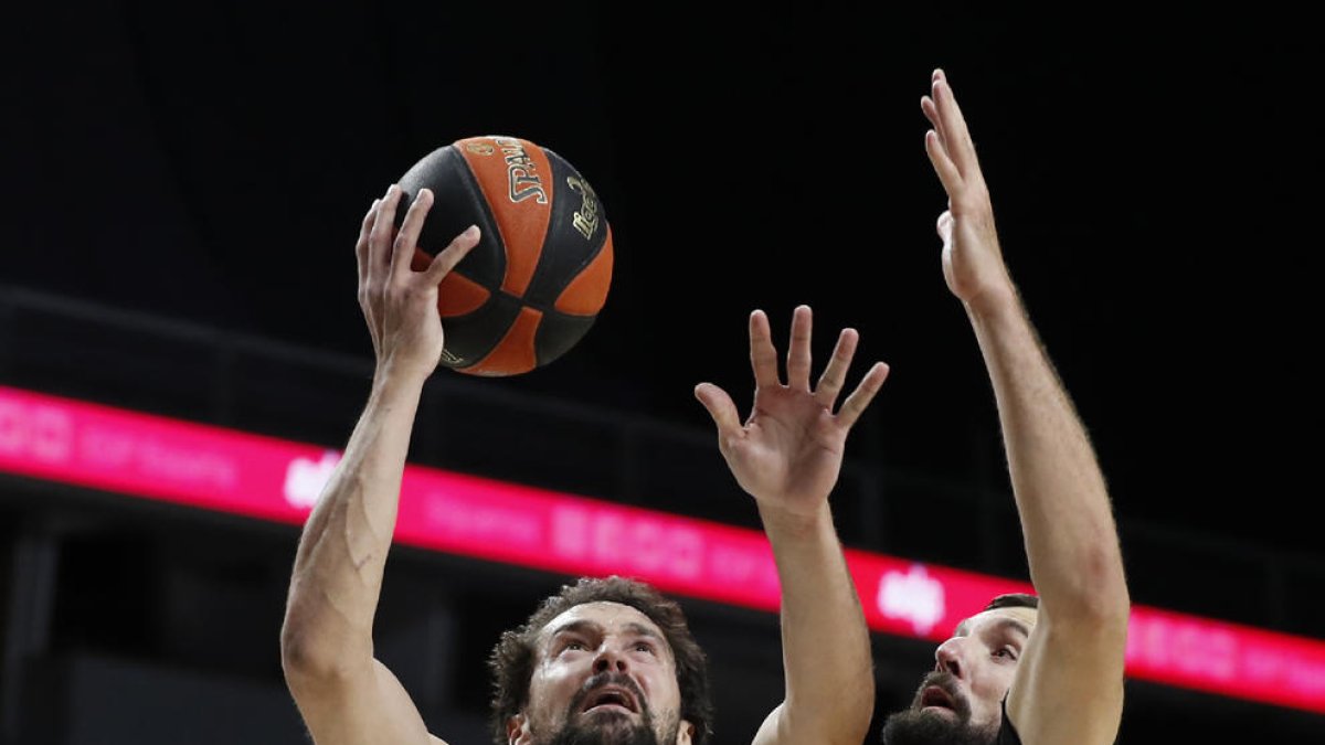 Mirotic, el mejor del partido, intenta taponar a Llull.