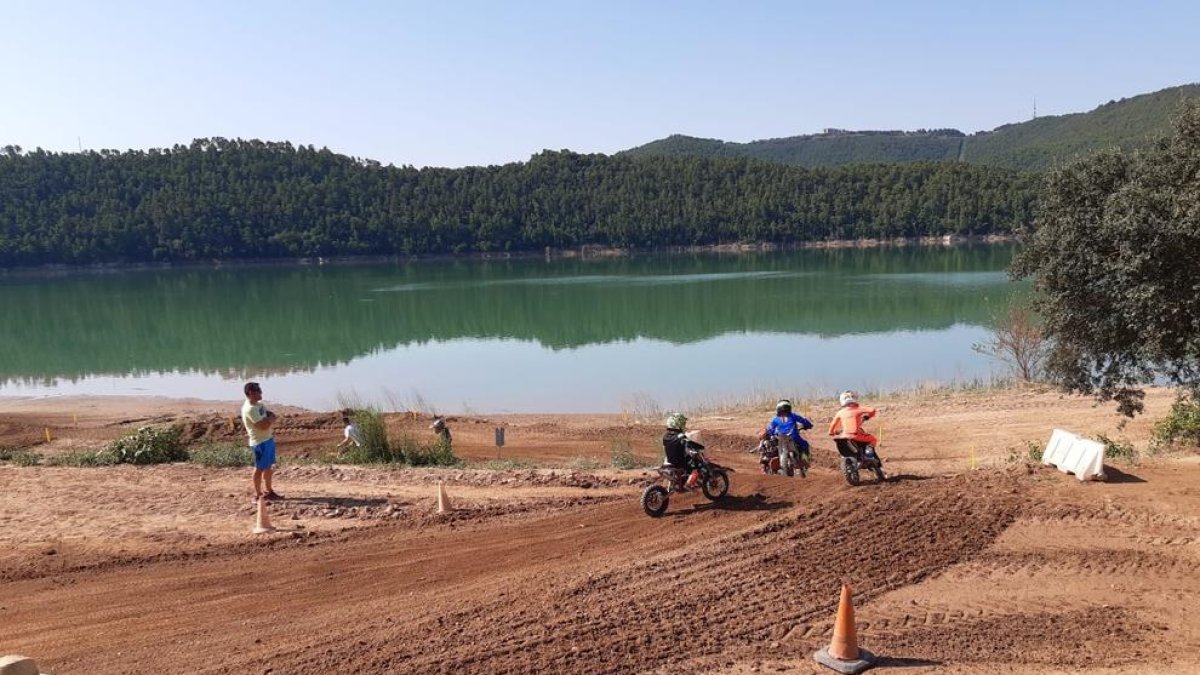 El circuit de motocròs de l’Off Road Park La Clua emergeix a l’estiu quan baixa el nivell del pantà de Rialb.