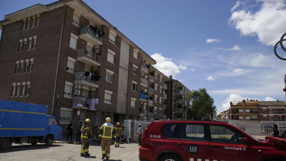 Bombers i Guàrdia Urbana, ahir al declarar-se un incendi en un habitatge del Secà de Sant Pere.