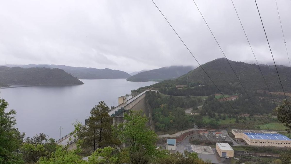 Vista del pantano de Rialb el pasado martes, cuando almacenaba más de 360 hectómetros cúbicos de los 403 de capacidad total.