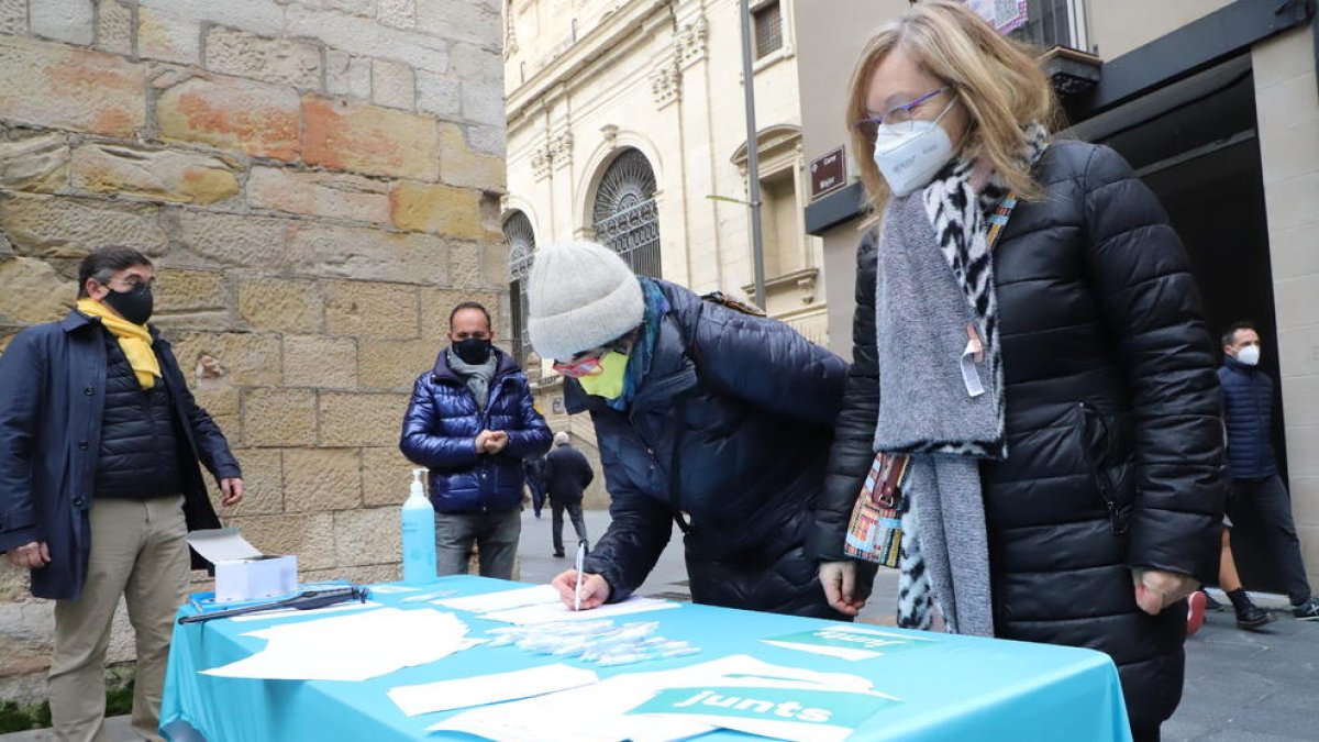Ciutadans firmant per avalar la candidatura de JxCat, a Lleida.