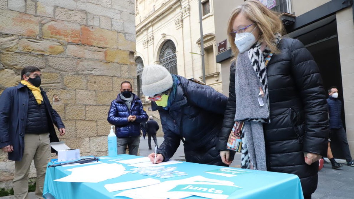 Ciudadanos firmando para avalar la candidatura de JxCat, en Lleida.