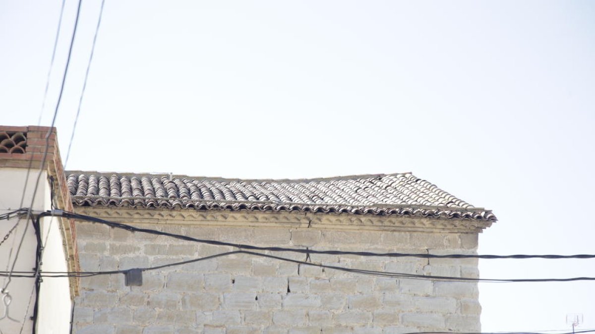 El techo hundido de la iglesia de Almacelles donde se tienen que retirar las tejas.