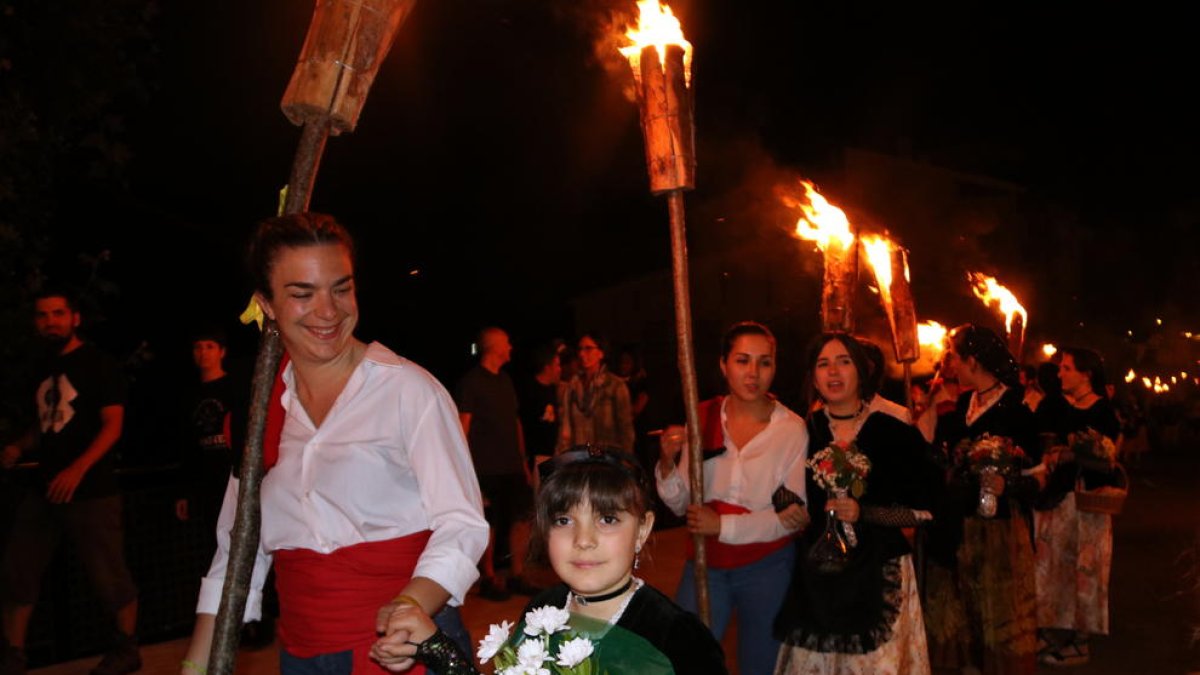 Imagen de archivo de la primera bajada  fallas igualitaria en La Pobla de Segur.