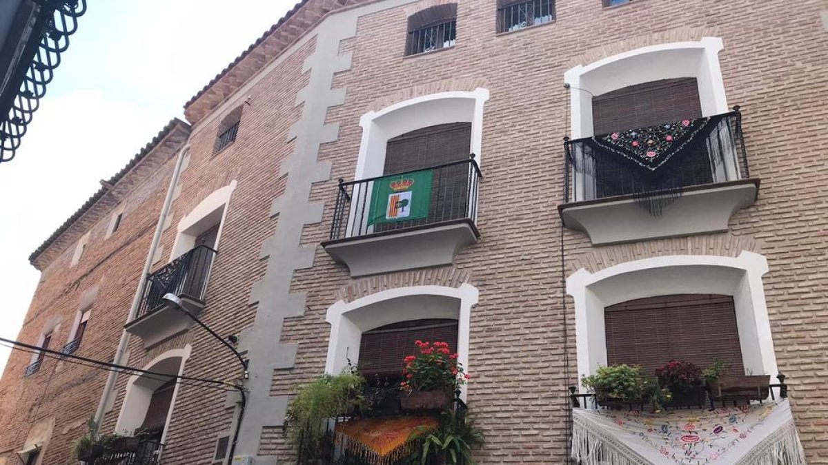 Els característics mantons de la festa de la Faldeta van decorar ahir els balcons.