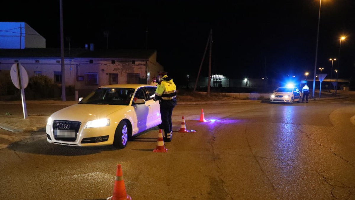 Uno de los controles que los Mossos d’Esquadra establecieron anoche en las carreteras de Lleida.