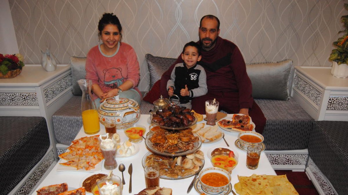 Una familia de El Palau durante la cena tras ayunar todo el día. 