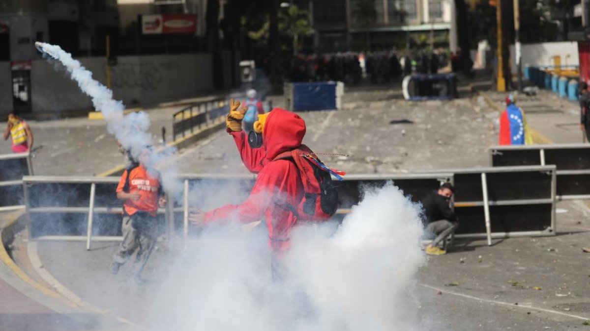 Manifestants se enfrentan a la policía bolivariana