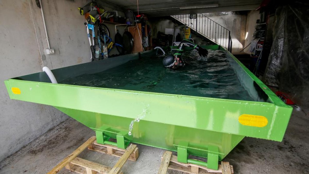 En la imagen, Benavent entrenando en la improvisada piscina que se ha instalado en su garaje.