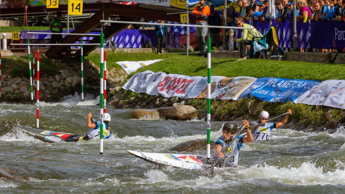 Núria Vilarrubla, de cara, intenta esquivar una de les portes durant el descens de canoa, en què es va penjar la plata al costat de les basques Klara Olazabal i Ainhoa Lameiro.