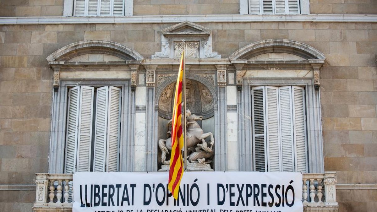 Imatge del balcó del Palau de la Generalitat després que els operaris pengessin el nou cartell.