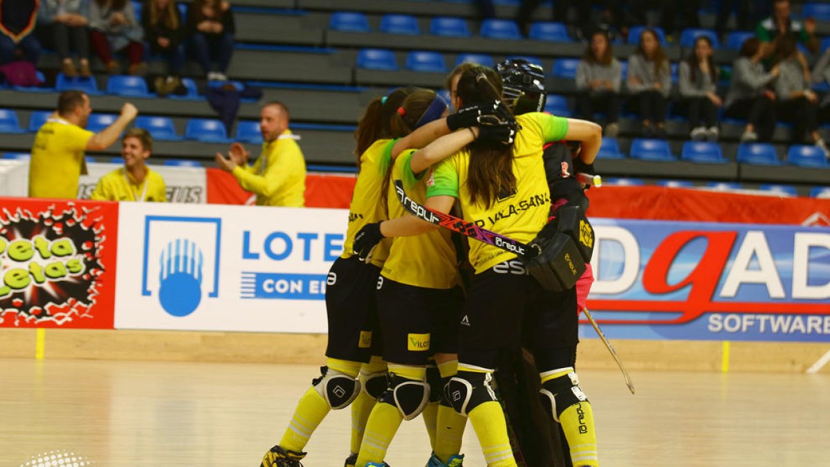 El Vila-sana celebra la seua classificació per a les semifinals de la Copa de la Reina, després de superar ahir el Palau de Plegamans al Pavelló Olímpic de Reus.