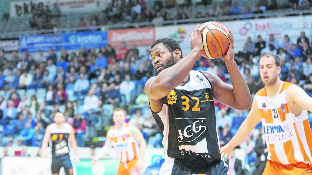 Shaquille O’Neal Cleare, durant el partit d’aquesta temporada contra el Corunya al Barris Nord.