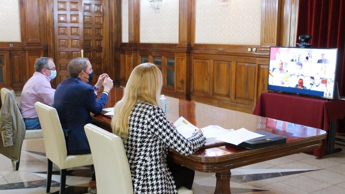 Reunió del subdelegat Crespín amb patronals de Lleida, ahir.