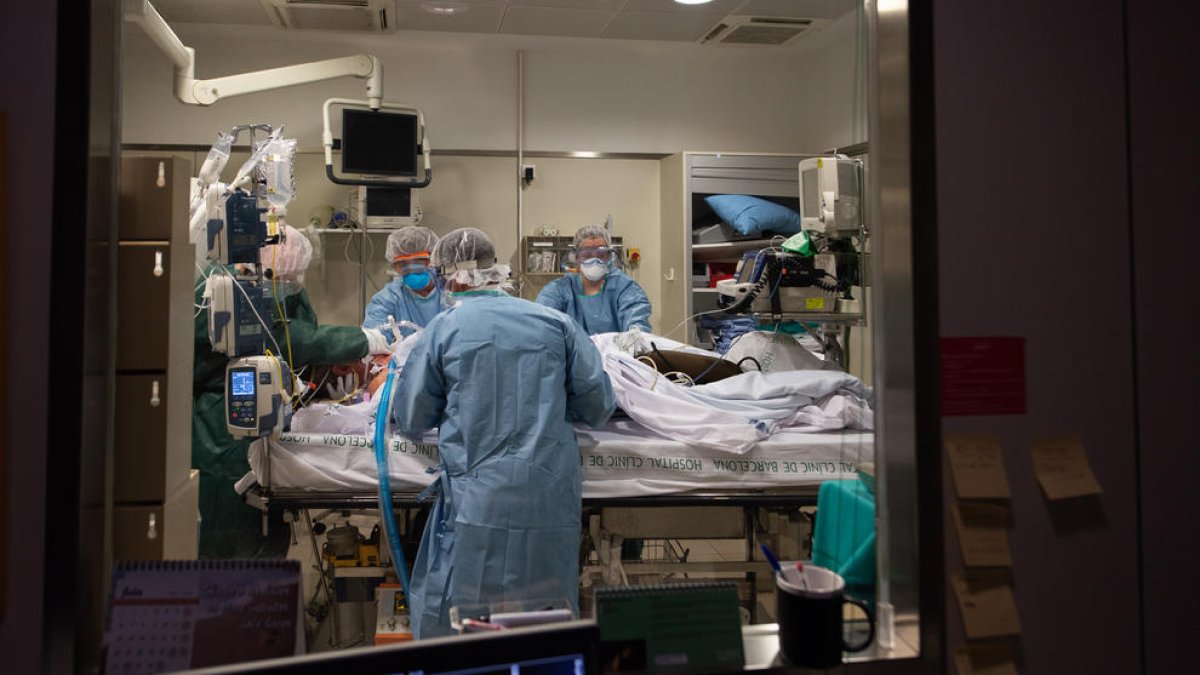 Sanitaris atenen un malalt de Covid a l’Hospital Clínic.