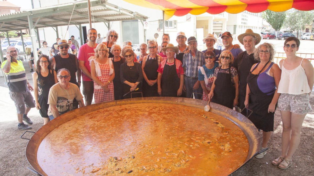 Una treintena de voluntarios cocinó las dos paellas bajo unas temperaturas que rondaban los 35º.