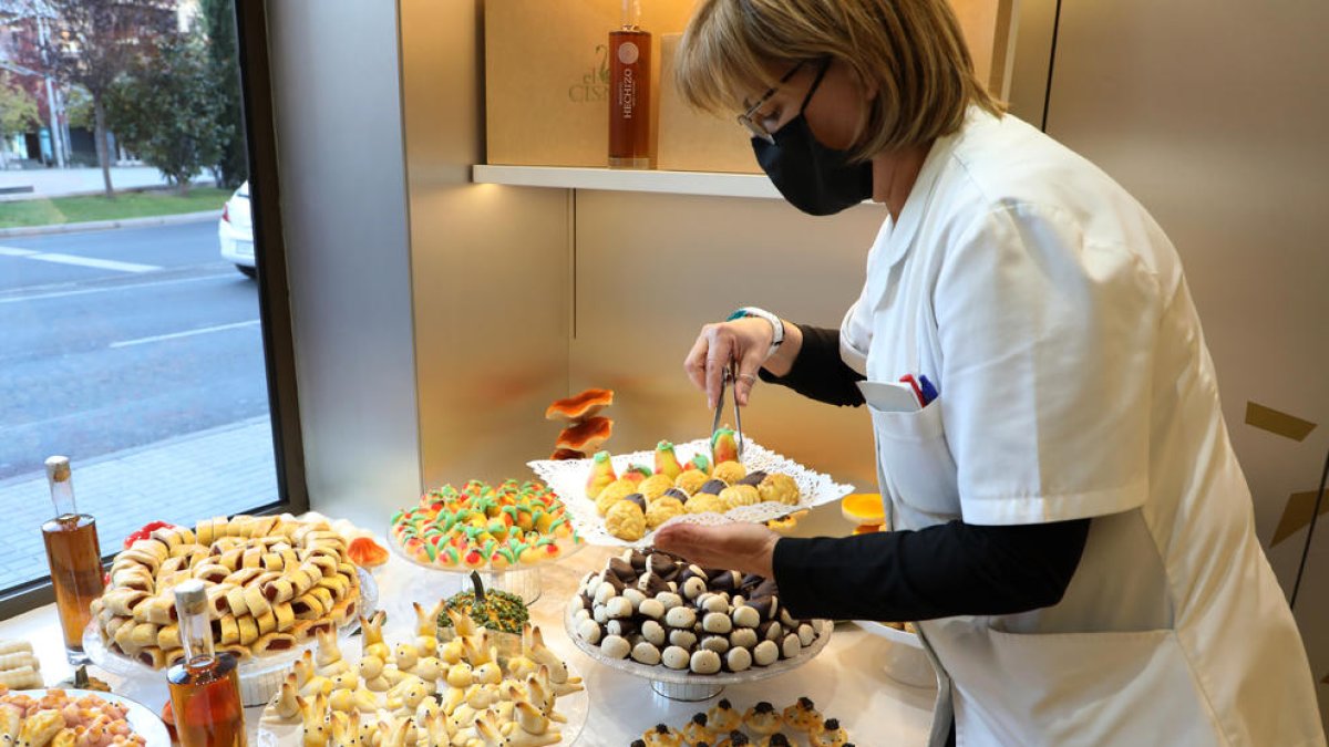 La pastisseria El Cisne de Lleida, que al seu catàleg de panellets inclou els de cafè o rovell.