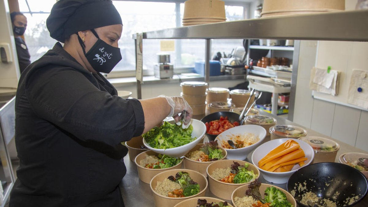 El restaurante El Gat ofrece sus ‘poke bowls’ tanto para recoger como para llevar a domicilio.