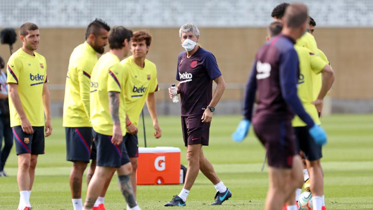 Quique Setién dirige el entrenamiento, en el que la plantilla del Barça estuvo dividida en dos grupos.