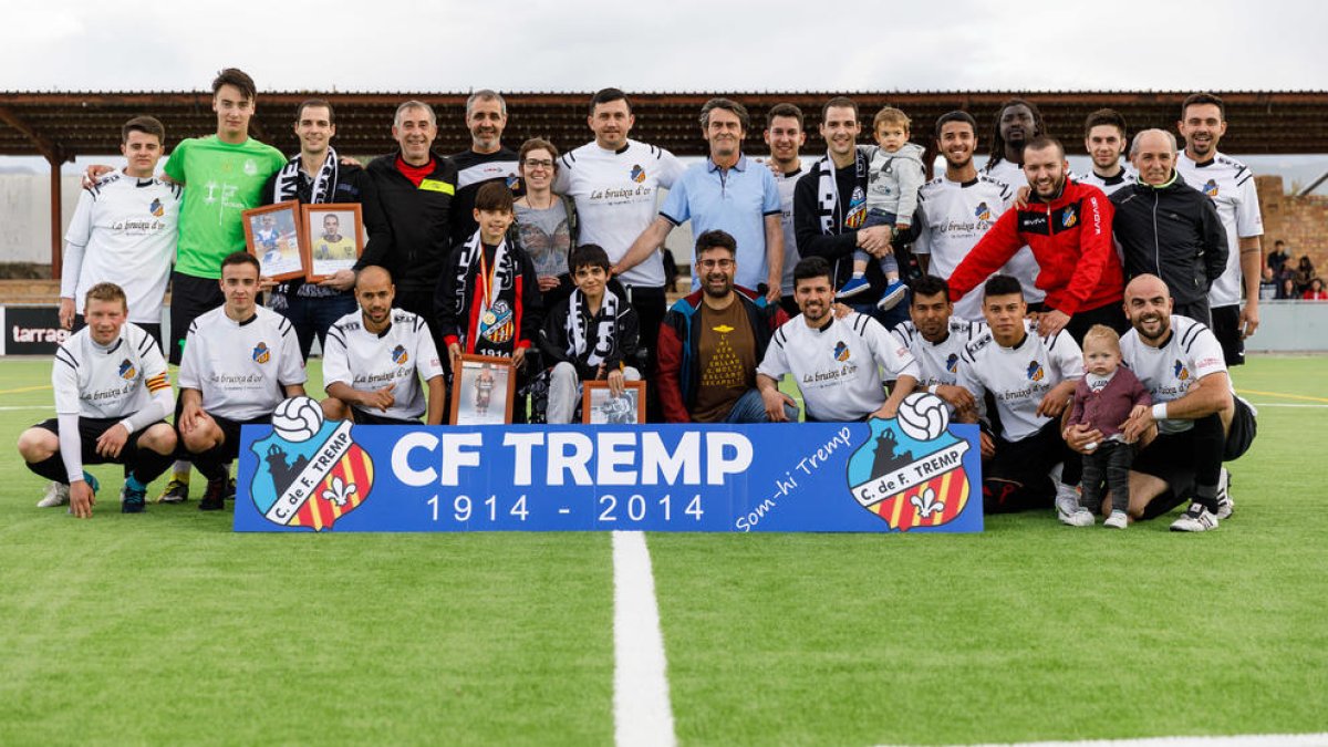 Foto de Andreu y Lluís Tomàs, Oriol Ruiz y Àlex Tordecillas con el primer equipo del Tremp en el día de su homenaje.