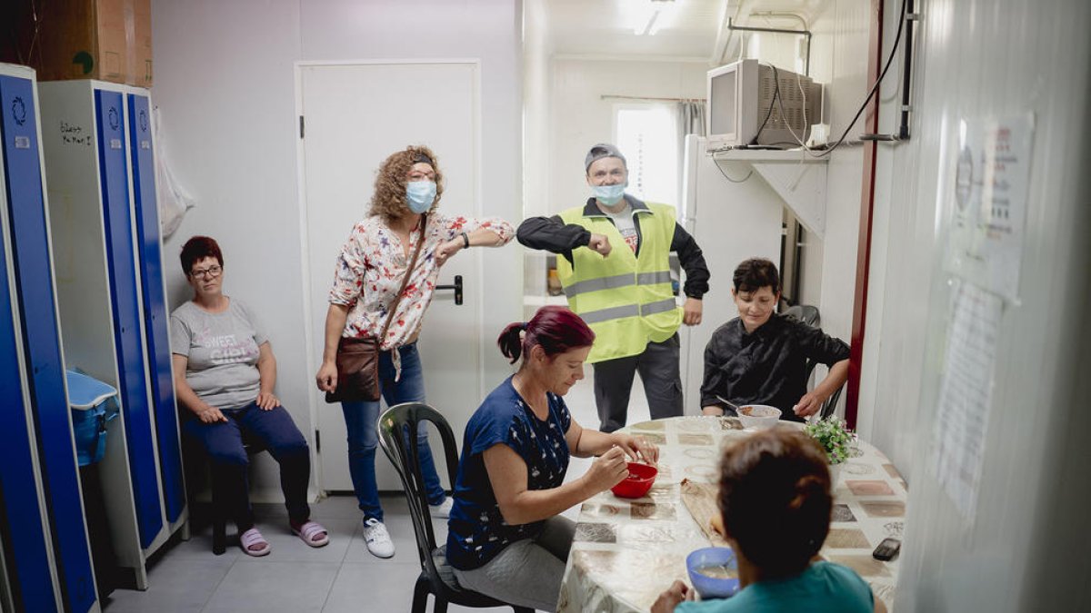 Treballadors romanesos, ahir dinant en un allotjament.