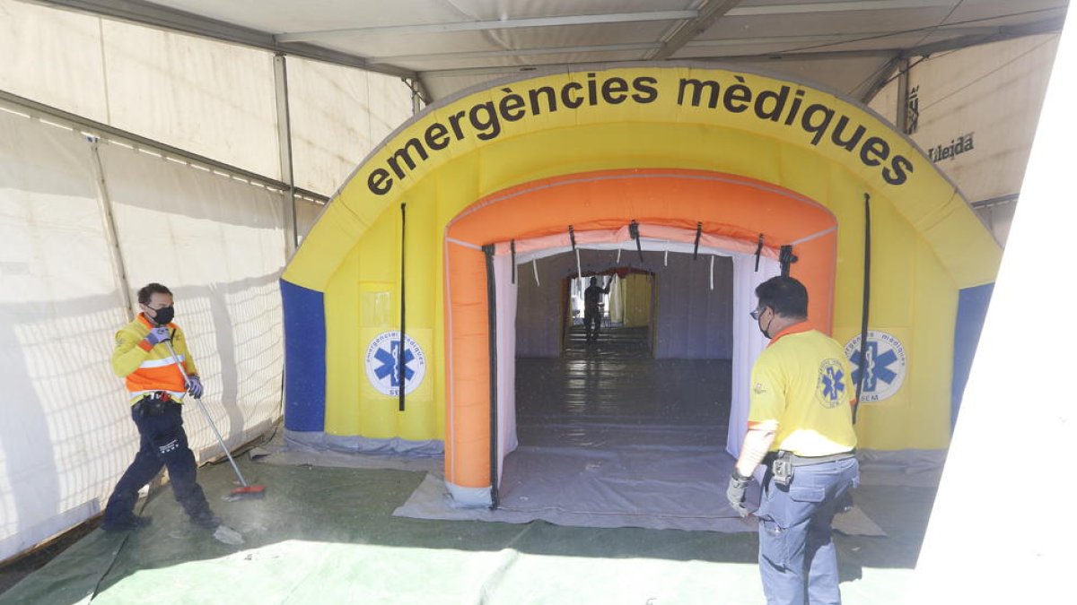 Desmunten la carpa del SEM de l'hospital Arnau de Vilanova de Lleida.