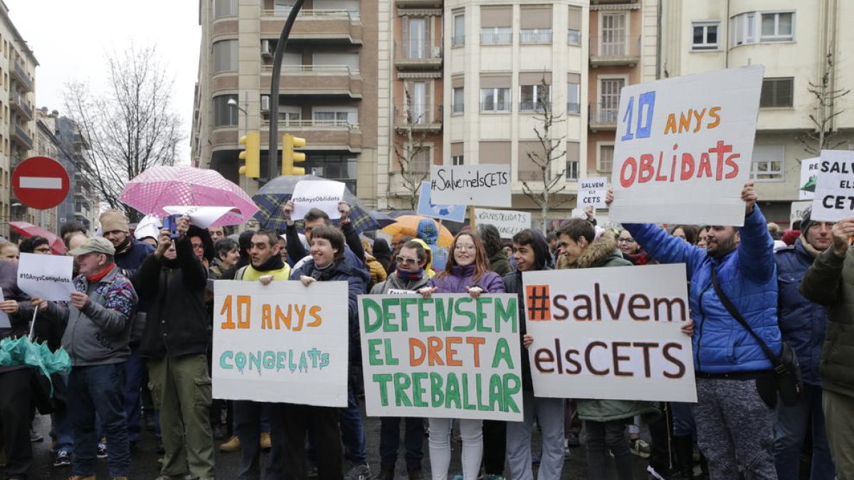 Usuaris d’entitats d’atenció a persones amb discapacitat, durant una mobilització a Lleida.